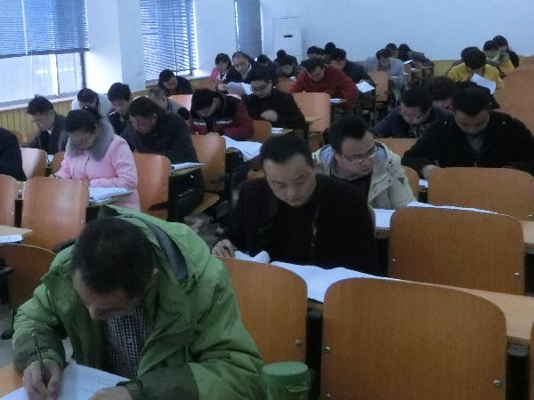 2016年3月10日best365足球官网第五考场考生正在认真答卷