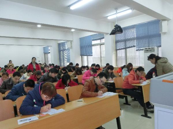 2016年3月10日best365足球官网第七考场监考老师认真监考